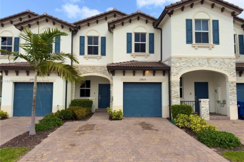 Adosado en alquiler en Miami, Florida, 3 dormitorios № 1935128 - foto 11