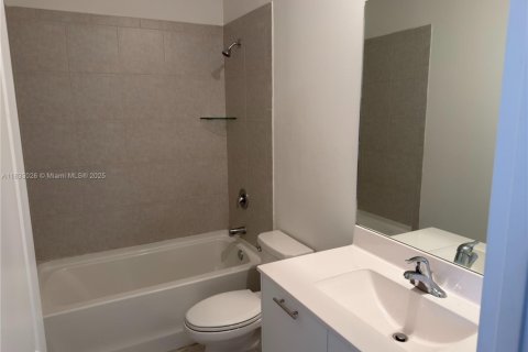 Adosado en alquiler en Miami, Florida, 3 dormitorios № 1935128 - foto 23