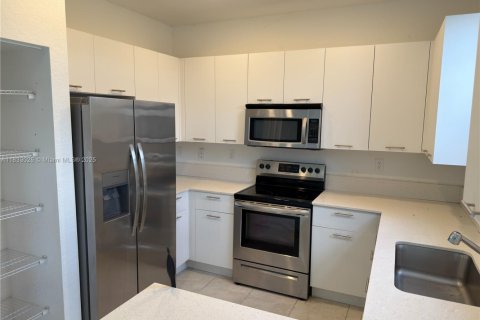 Adosado en alquiler en Miami, Florida, 3 dormitorios № 1935128 - foto 17