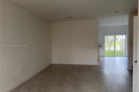 Adosado en alquiler en Miami, Florida, 3 dormitorios № 1935128 - foto 13