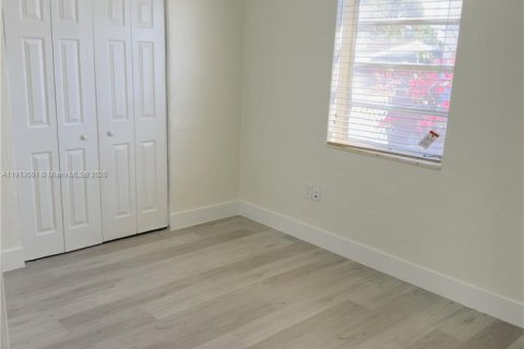 Casa en alquiler en Hialeah, Florida, 3 dormitorios, 190.17 m2 № 1974159 - foto 13