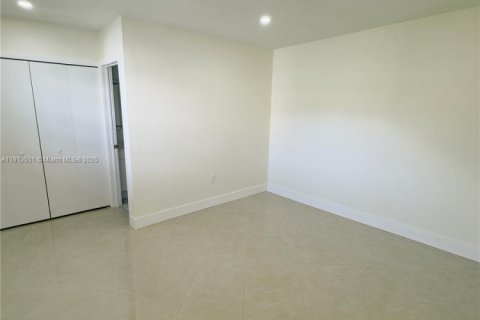 Casa en alquiler en Hialeah, Florida, 3 dormitorios, 190.17 m2 № 1974159 - foto 16