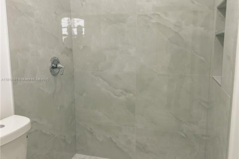 Casa en alquiler en Hialeah, Florida, 3 dormitorios, 190.17 m2 № 1974159 - foto 17