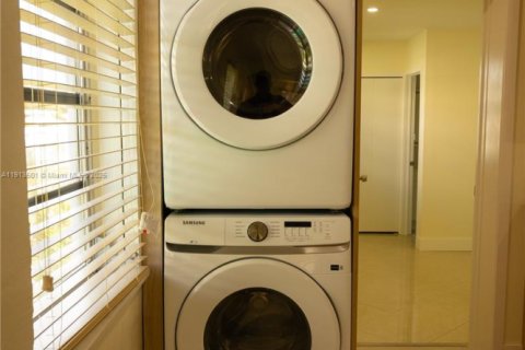 Casa en alquiler en Hialeah, Florida, 3 dormitorios, 190.17 m2 № 1974159 - foto 6