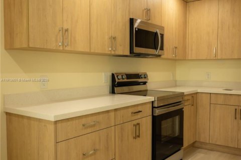 Casa en alquiler en Hialeah, Florida, 3 dormitorios, 190.17 m2 № 1974159 - foto 8