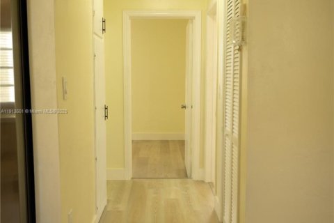 Casa en alquiler en Hialeah, Florida, 3 dormitorios, 190.17 m2 № 1974159 - foto 12