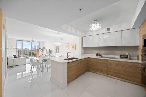 Снять в аренду кондоминиум в Санни-Айлс-Бич, Флорида 2 спальни, 141.58м2, № 1989781 - фото 3