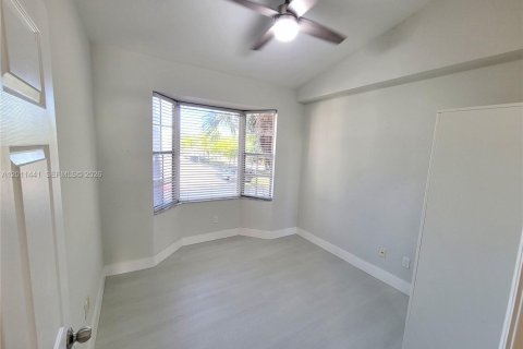 Снять в аренду кондоминиум в Санрайз, Флорида 3 спальни, 112.6м2, № 2075212 - фото 7