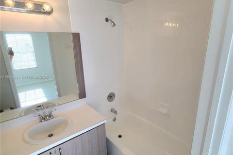 Снять в аренду кондоминиум в Санрайз, Флорида 3 спальни, 112.6м2, № 2075212 - фото 14