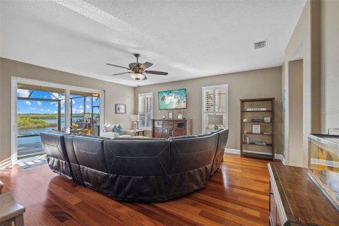 House in Tarpon Springs, Florida 4 bedrooms, 250.74 sq.m. № 1509590 - photo 3