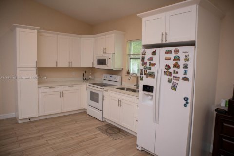 House in LaBelle, Florida 2 bedrooms № 1880104 - photo 9