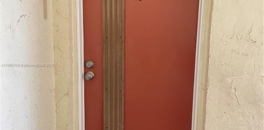 Кондоминиум с 2 спальнями в Майами, Флорида № 1948215