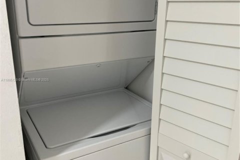 Снять в аренду кондоминиум в Майами, Флорида 2 спальни, 98.01м2, № 1948215 - фото 3