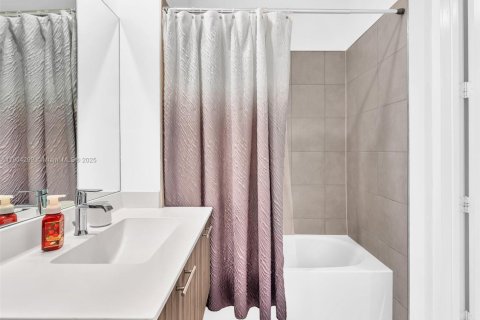 Condo in Doral, Florida, 3 bedrooms in LANDMARK  № 1954988 - photo 25