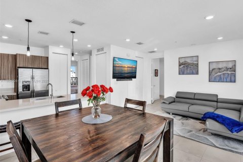 Condo in Doral, Florida, 3 bedrooms in LANDMARK  № 1954988 - photo 1