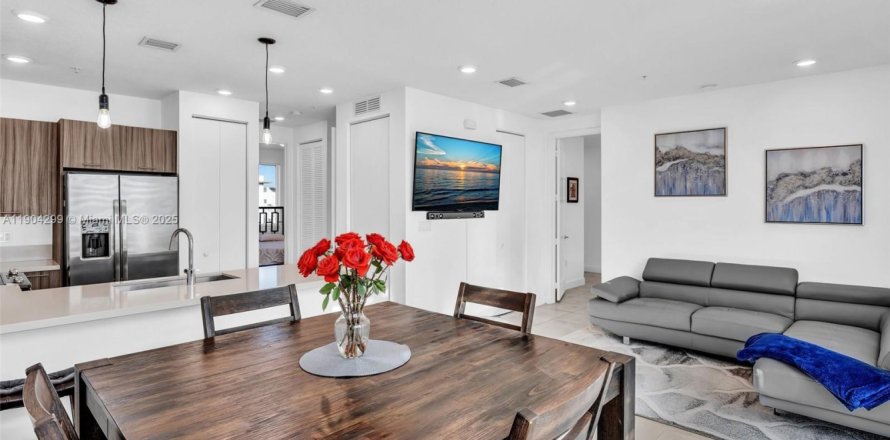 Condo in Doral, Florida, 3 bedrooms in LANDMARK  № 1954988