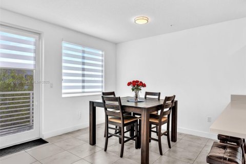 Condo in Doral, Florida, 3 bedrooms in LANDMARK  № 1954988 - photo 11