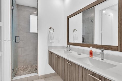 Condo in Doral, Florida, 3 bedrooms in LANDMARK  № 1954988 - photo 19