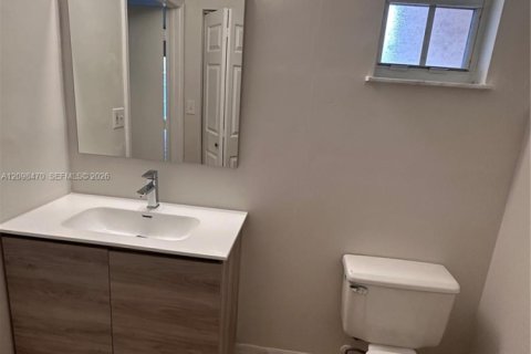 Townhouse in North Miami, Florida 3 bedrooms, 145.86 sq.m. № 2399670 - photo 4