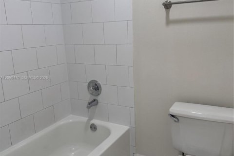 Townhouse in North Miami, Florida 3 bedrooms, 145.86 sq.m. № 2399670 - photo 14