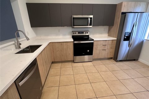 Townhouse in North Miami, Florida 3 bedrooms, 145.86 sq.m. № 2399670 - photo 2