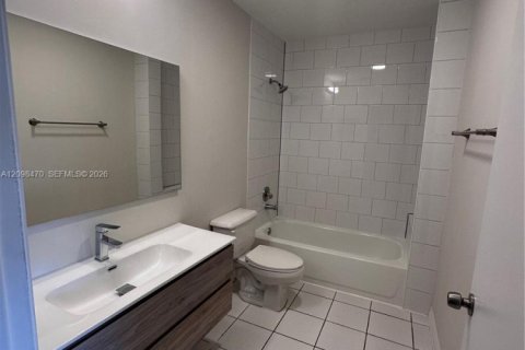 Townhouse in North Miami, Florida 3 bedrooms, 145.86 sq.m. № 2399670 - photo 11