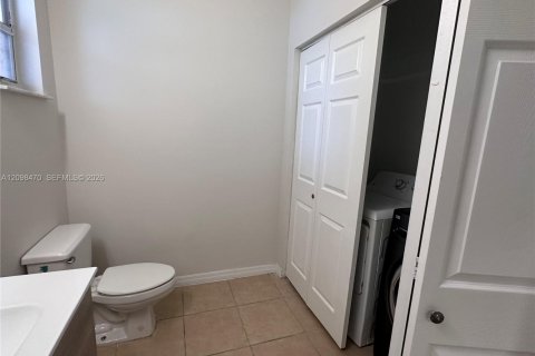 Townhouse in North Miami, Florida 3 bedrooms, 145.86 sq.m. № 2399670 - photo 5