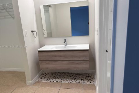 Townhouse in North Miami, Florida 3 bedrooms, 145.86 sq.m. № 2399670 - photo 13