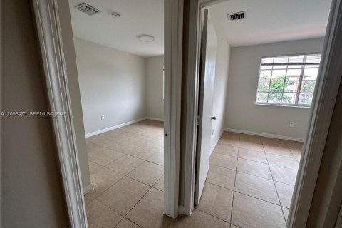 Townhouse in North Miami, Florida 3 bedrooms, 145.86 sq.m. № 2399670 - photo 9
