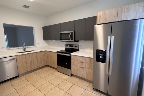 Townhouse in North Miami, Florida 3 bedrooms, 145.86 sq.m. № 2399670 - photo 3