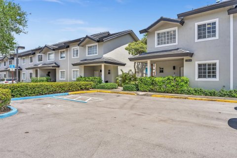 Townhouse in North Miami, Florida 3 bedrooms, 145.86 sq.m. № 2399670