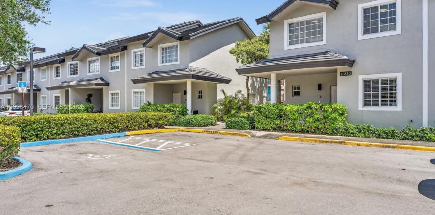 Townhouse in North Miami, Florida 3 bedrooms, 145.86 sq.m. № 2399670