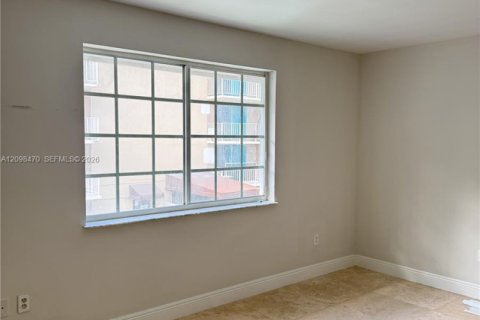 Townhouse in North Miami, Florida 3 bedrooms, 145.86 sq.m. № 2399670 - photo 12