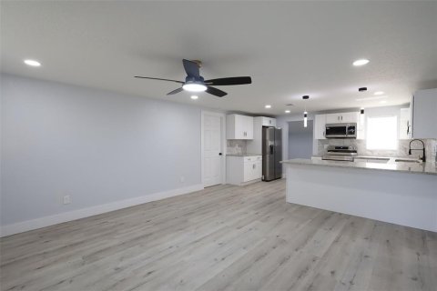 Casa en venta en Brandon, Florida, 4 dormitorios, 141.58 m2 № 2167122 - foto 9