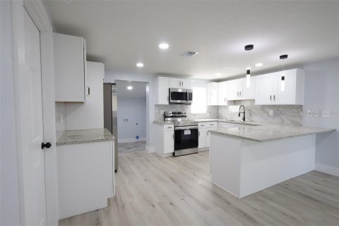 Casa en venta en Brandon, Florida, 4 dormitorios, 141.58 m2 № 2167122 - foto 6