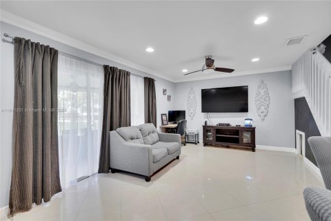 Adosado en venta en Pembroke Pines, Florida, 3 dormitorios, 126.44 m2 № 1839700 - foto 19