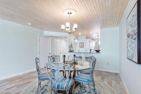 Condo in Redington Shores, Florida, 2 bedrooms  № 1833087 - photo 13