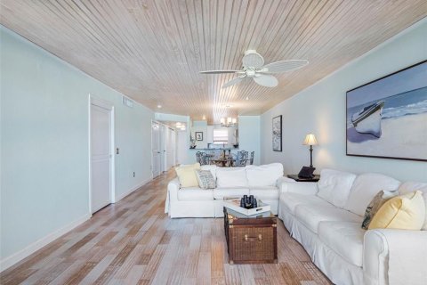 Condo in Redington Shores, Florida, 2 bedrooms  № 1833087 - photo 11