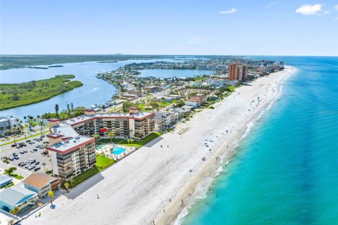 Condo in Redington Shores, Florida, 2 bedrooms  № 1833087 - photo 1