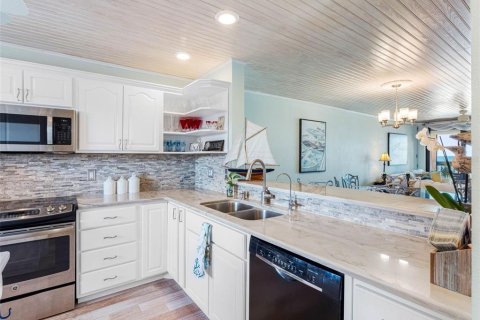 Condo in Redington Shores, Florida, 2 bedrooms  № 1833087 - photo 16