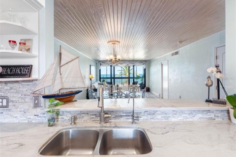 Condo in Redington Shores, Florida, 2 bedrooms  № 1833087 - photo 17