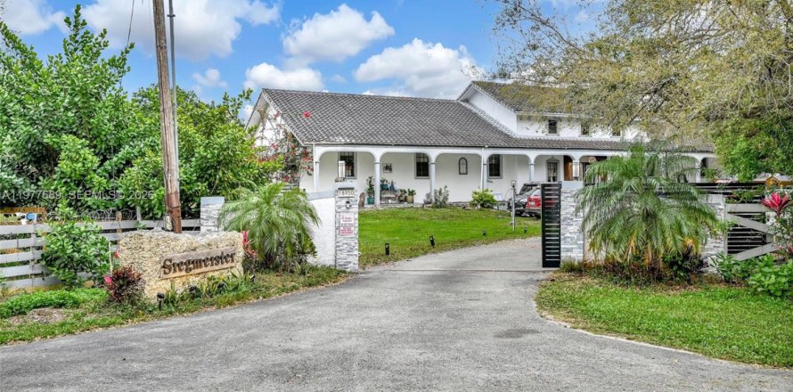 Villa ou maison à Southwest Ranches, Floride 5 chambres, 427.16 m2 № 2048769