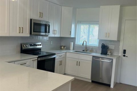 Condo in Sarasota, Florida, 2 bedrooms № 2156217 - photo 2