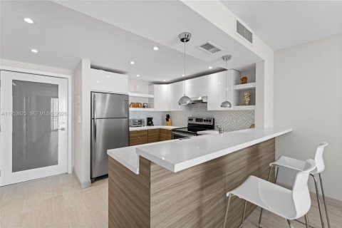 Condo in Miami Beach, Florida, 1 bedroom  № 2009651 - photo 7