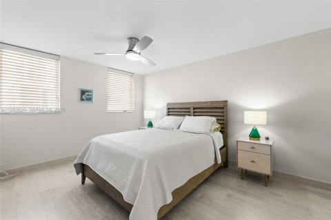 Condo in Miami Beach, Florida, 1 bedroom  № 2009651 - photo 18