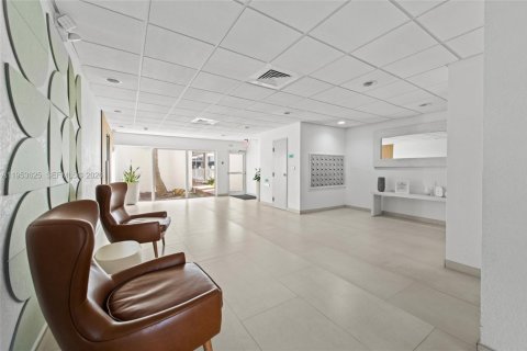 Condo in Miami Beach, Florida, 1 bedroom  № 2009651 - photo 2