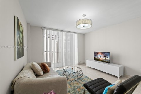 Condo in Miami Beach, Florida, 1 bedroom  № 2009651 - photo 14