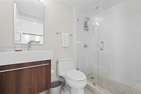 Condo in Miami Beach, Florida, 1 bedroom  № 2009651 - photo 17
