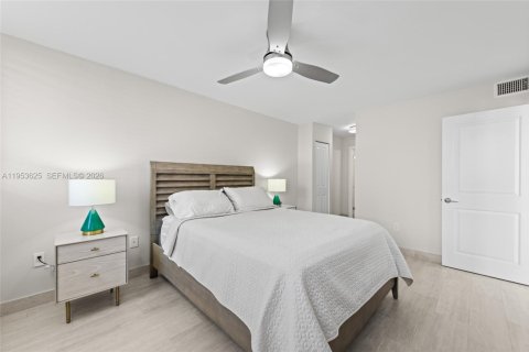 Condo in Miami Beach, Florida, 1 bedroom  № 2009651 - photo 19