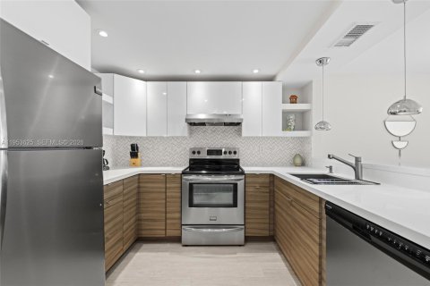 Condo in Miami Beach, Florida, 1 bedroom  № 2009651 - photo 8